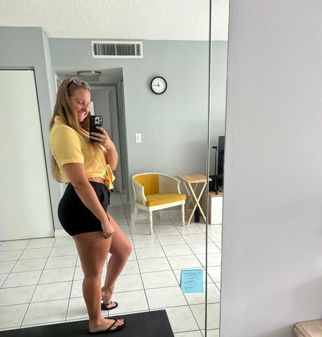 iambigduch adult model picture