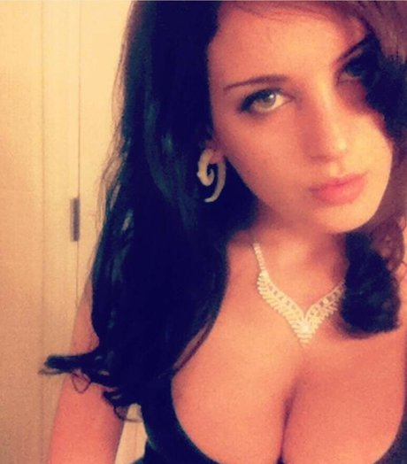 MalAfterMidnight model sexy pics