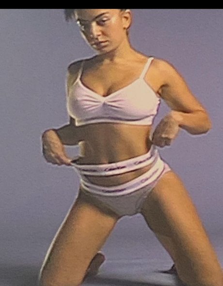 black hair onlyfans top photo