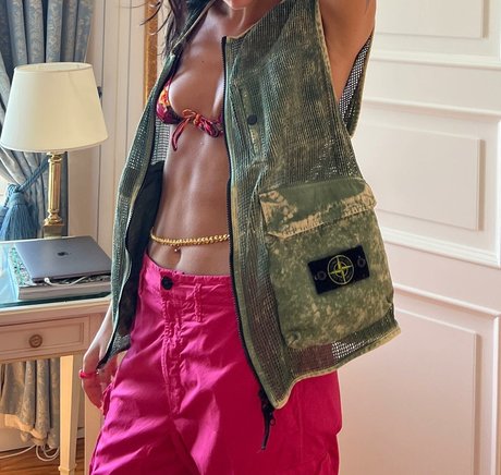 Dua Lipa erotic actress pictures