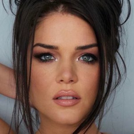 Marie Avgeropoulos hd actress photo