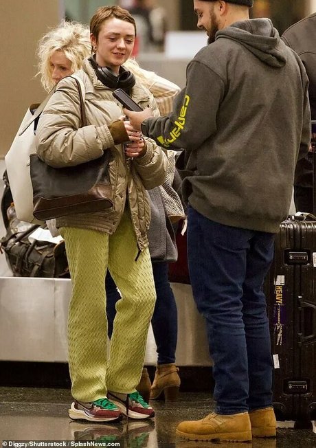 Maisie Williams pornographic model img