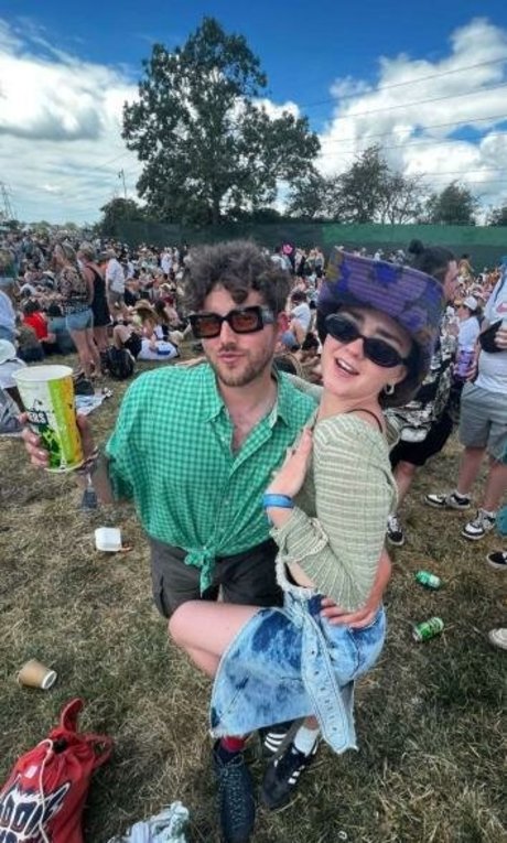 Maisie Williams erotic pornstar photos