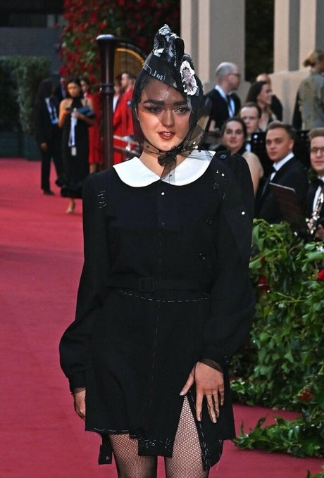 Maisie Williams model hd pics