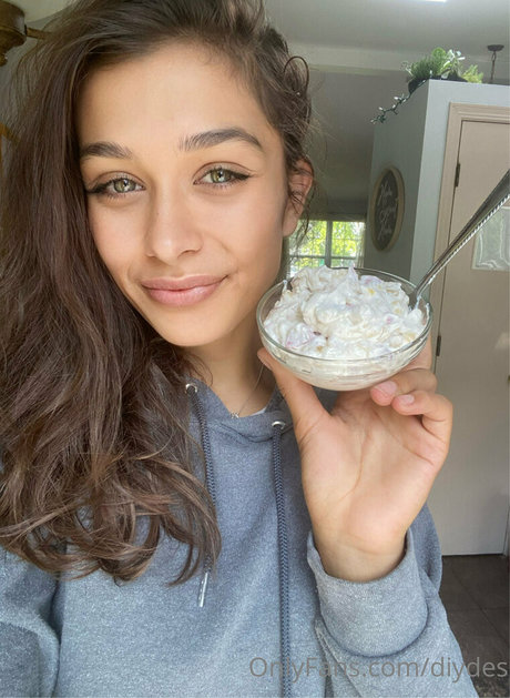 diydes naked model pics