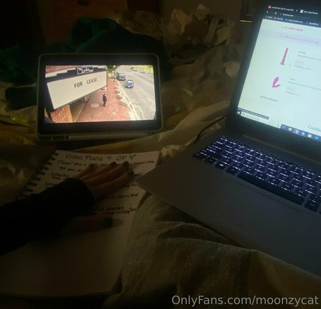 Moonzycat sexy actress picture