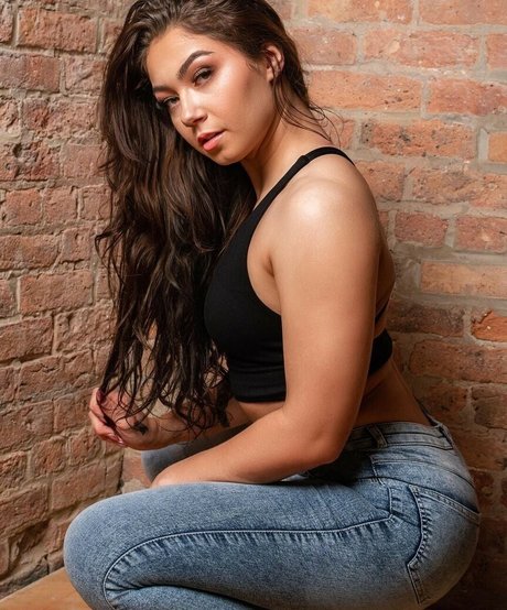 Skye Dolecki beautiful actress img