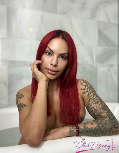 TS Foxxy nude model images