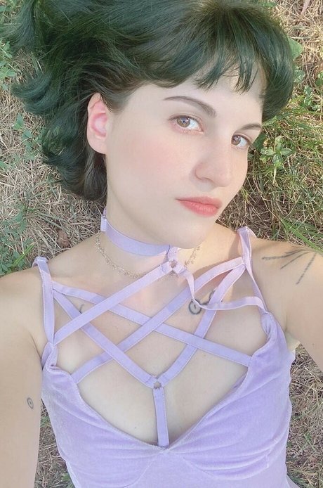 Aril s Chest star free pics