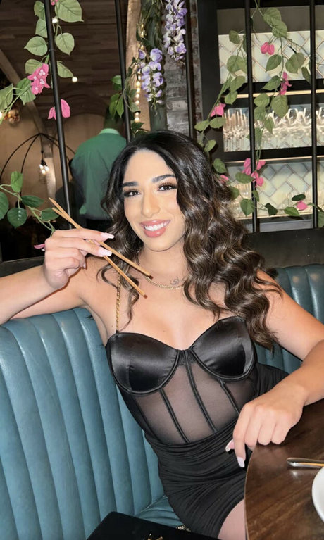 Mary Noura model top photo