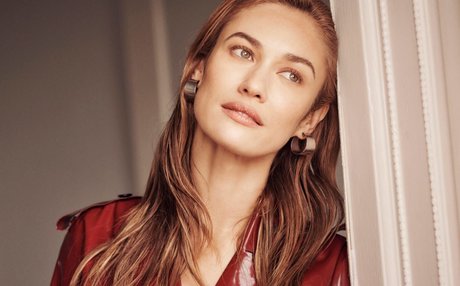 Olga Kurylenko sexy actress photo