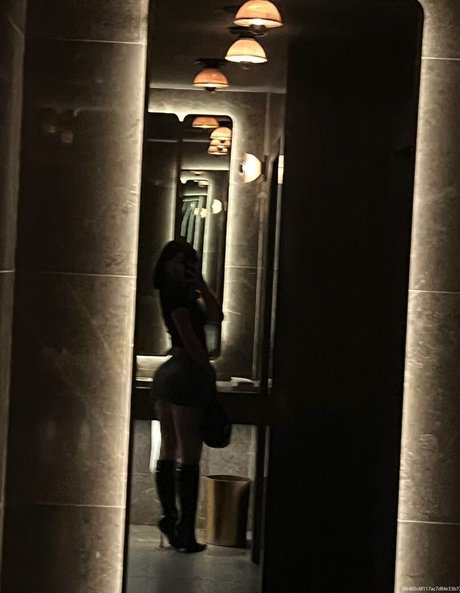 Julia Kelly model adult pic