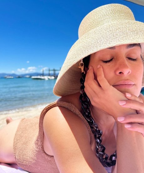 The Bella Twins_ model nude archive