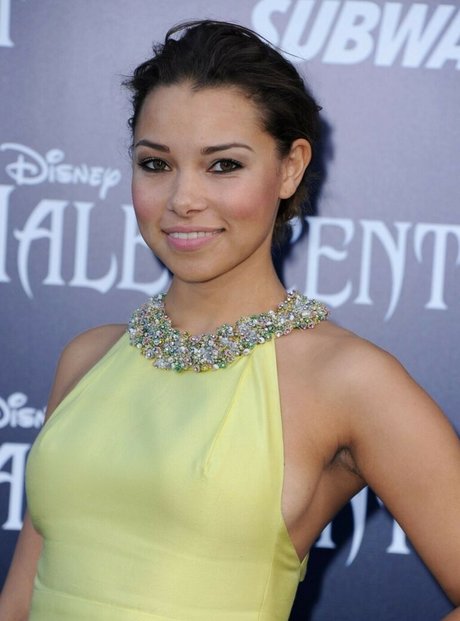 Jessica Parker Kennedy hot actress img