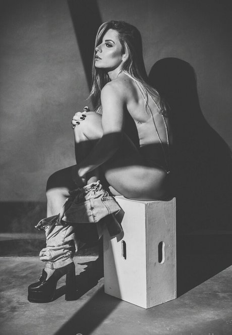 Aricia Silva sexy model image