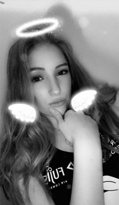 Caitlin Beevers sexy actress pic