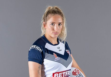 Caitlin Beevers naked model image