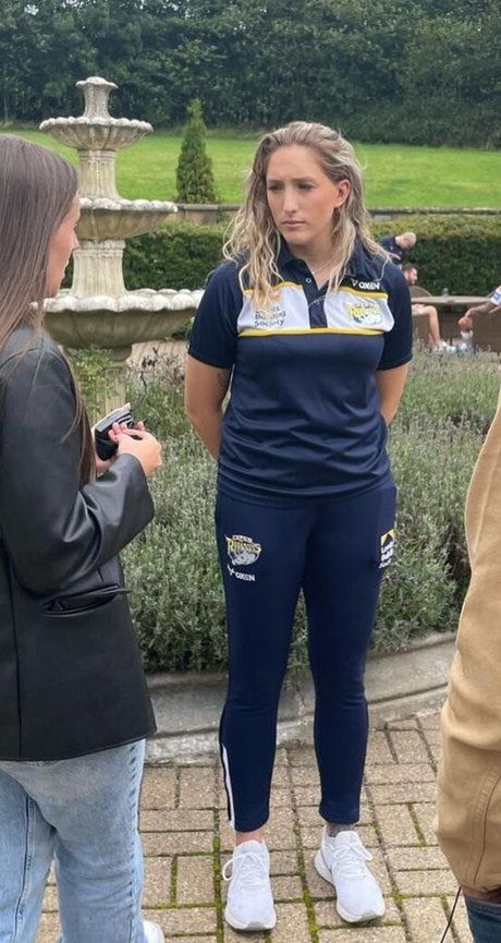 Caitlin Beevers adult model image