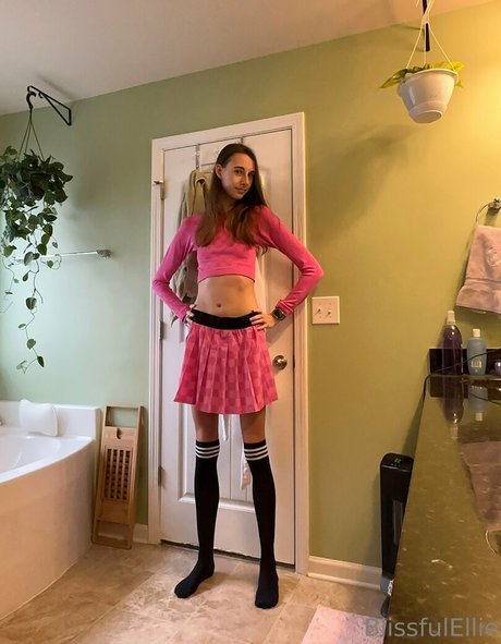 blissfulellie model pretty pics