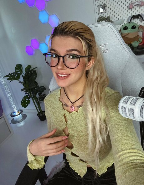 Kunshikitty model free images