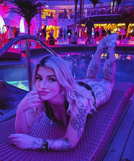 shemale outdoor onlyfans art nude photo