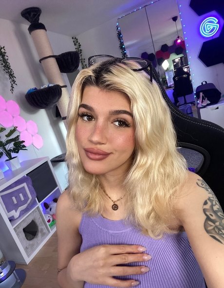 Kunshikitty porn model photo