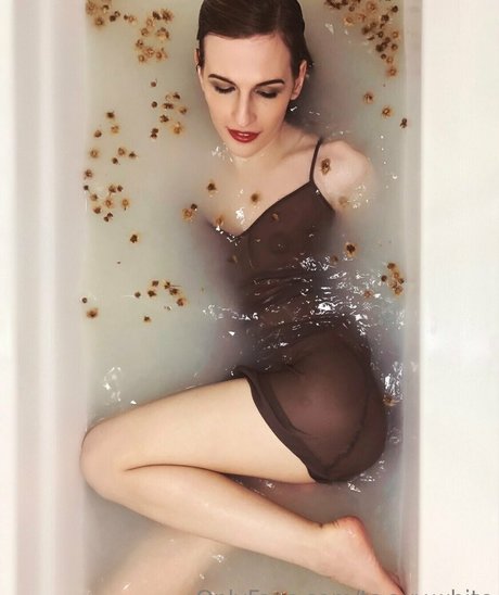 ts avy white hot actress galleries