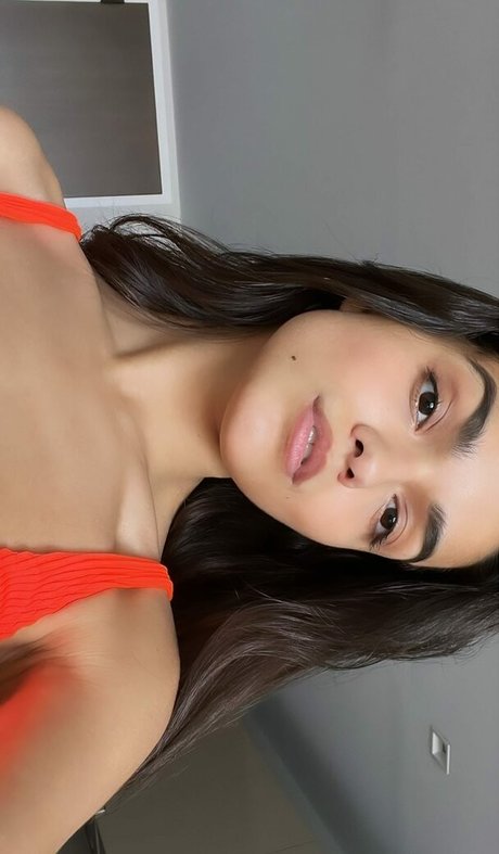 Rachel Zegler art model photos