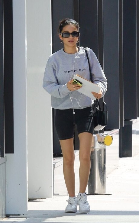 Rachel Zegler nice model gallery