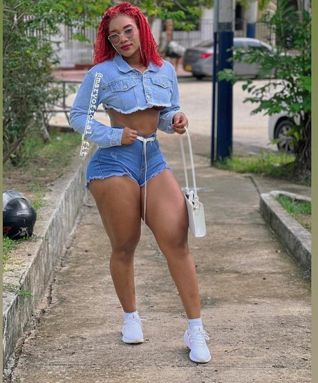 maryoficial fit nudes model img