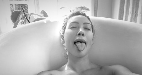 Hilary Duff model sexy img