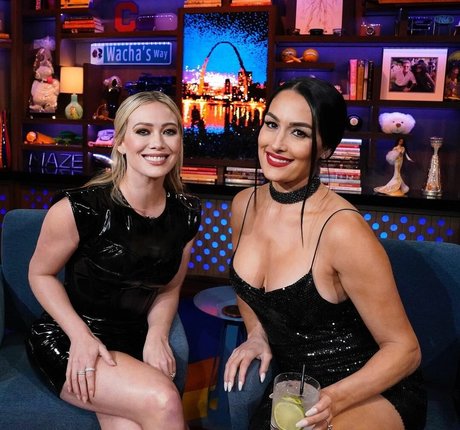 Hilary Duff model top img