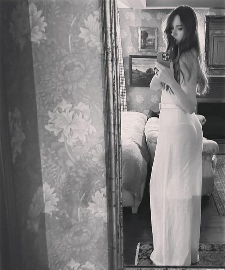 Karen Gillan star art img