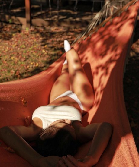 mira nowhere model nude picture