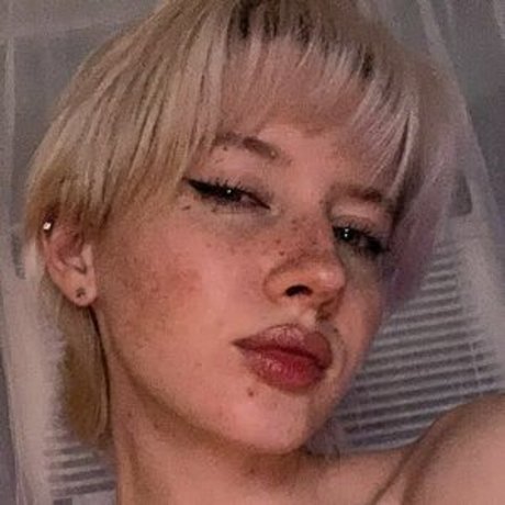 Luvliii naked pornstar pic