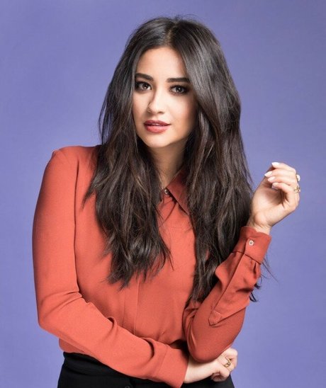 Shay Mitchell perfect actress pictures