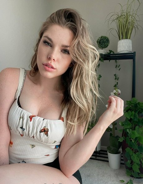 blonde babe onlyfans hd image