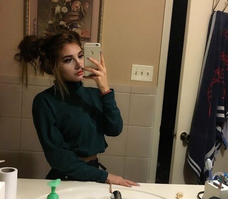 Noodlenom naked model pic