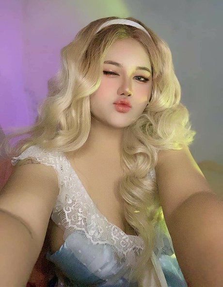 Charlotte LinLin nude model pictures