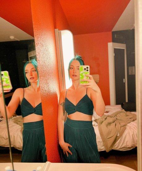 female popular onlyfans pornographic photo