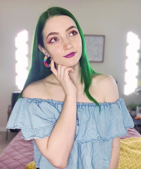 Littlesiha star sexy galleries