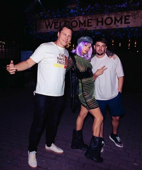 Paris Hilton model nudes image