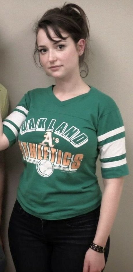 Milana Vayntrub star hot photo