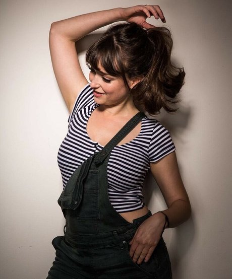 Milana Vayntrub Profile Photo
