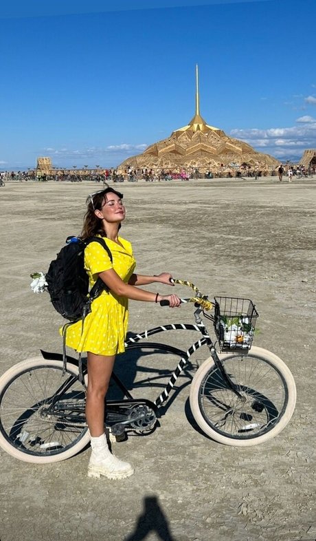 Milana Vayntrub perfect model gallery