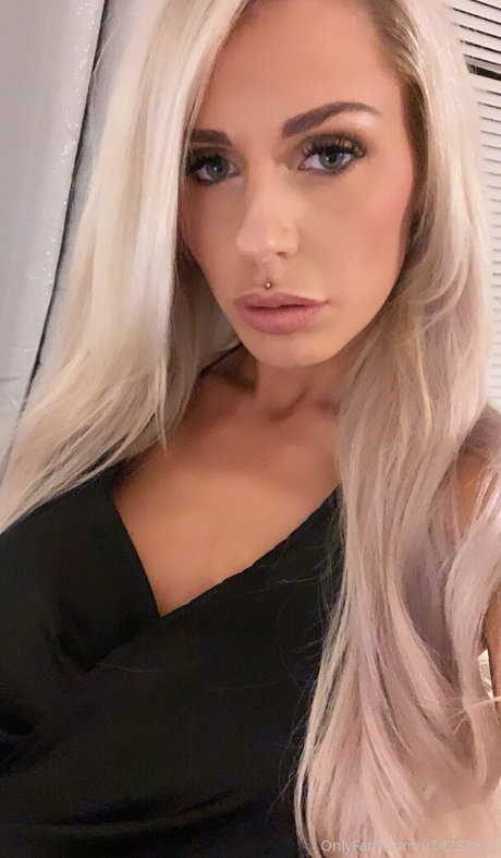 Hotwifey model sexy image