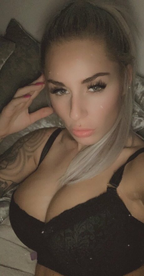 Hotwifey model sex pic