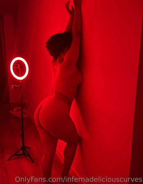 deliciussscurly naked pornstar photo