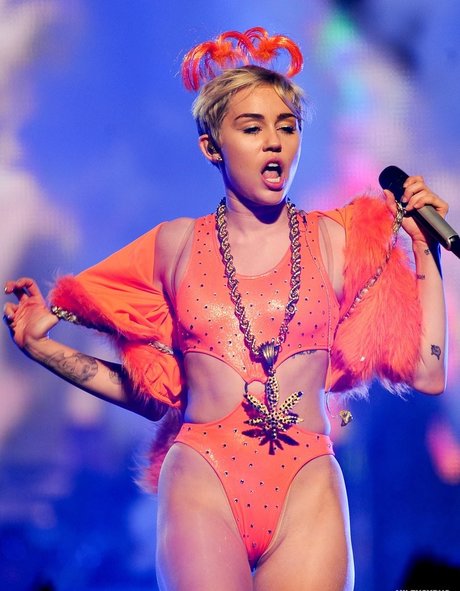 Miley Cyrus model nudes photos