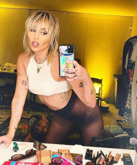 Miley Cyrus beautiful actress image